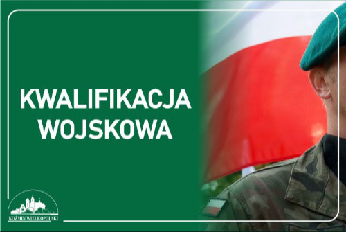 napis kwalifikacja wojskowa, zielone tło, żołnierz, za nim biało czerwone tło